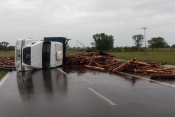 Volcó un camión que transportaba rollizos de pino en Ruta 12