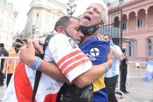 Llorando por Diego: La foto viral de un hincha de River y Boca abrazados