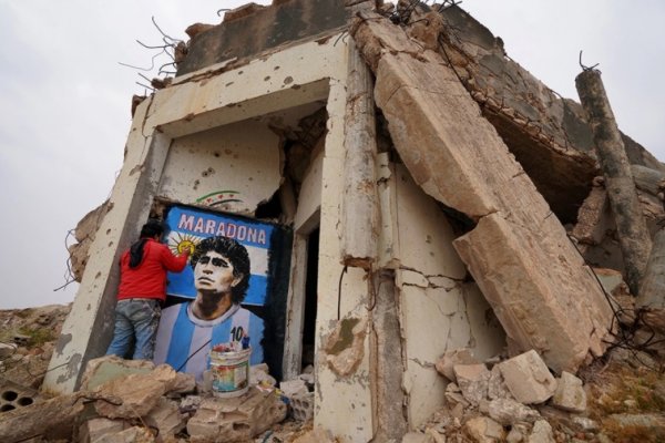 La historia detrás del asombroso homenaje a Maradona en Siria, entre las ruinas de Binnish