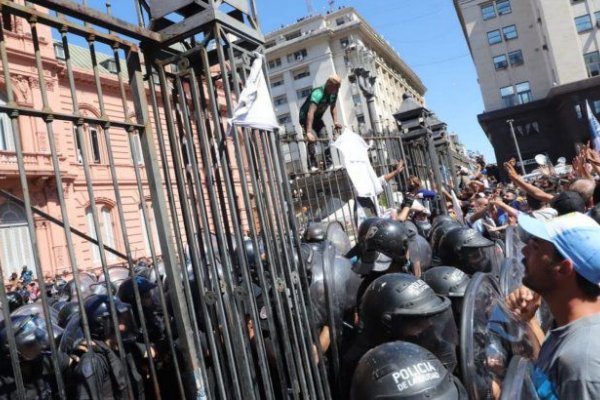 Despedida de Maradona: tensión, desbordes y gente a la fuerza en la Casa Rosada
