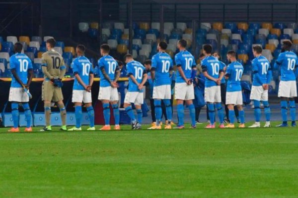 El día después, Napoli jugó e hinchas y jugadores homenajearon a Maradona