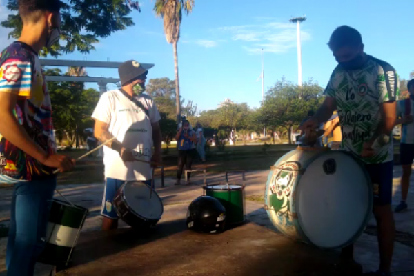 Hinchas de Mandiyú homenajearon a Maradona en la Costanera