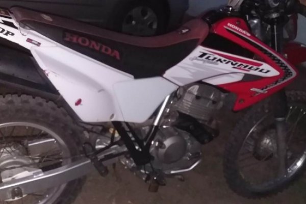 Con una motocicleta robada trataron de cometer arrebato