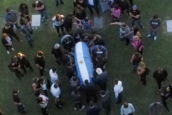 Unos 200 policías custodian el cementerio donde descansan los restos de Maradona