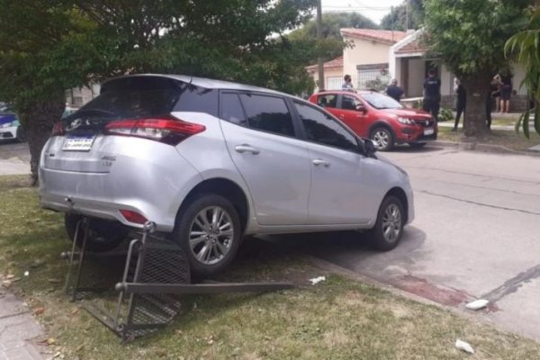 Llegó de vacaciones, dio marcha atrás con el auto y mató a su esposa