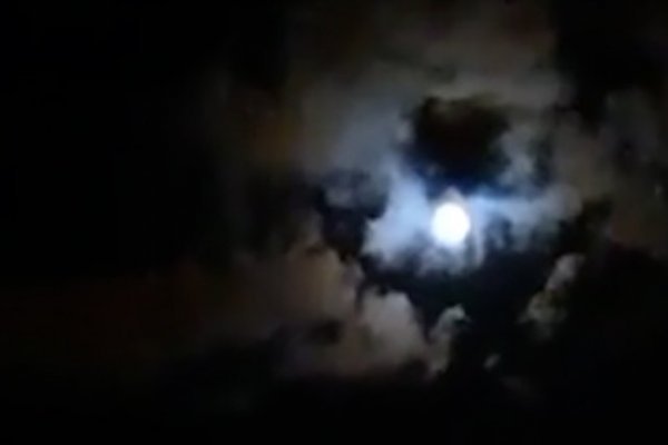 La increíble silueta de Maradona reflejada entre las nubes y la luna en Paraná