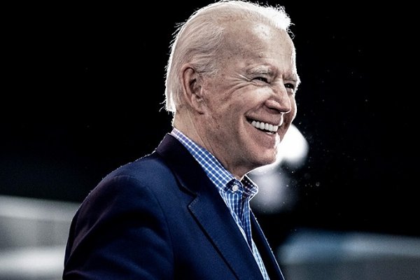 Biden se fisuró un pie jugando con su perro