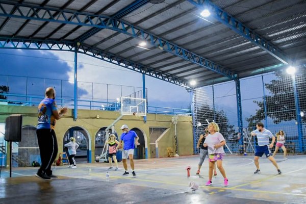 Diversión, baile y entrenamiento en la clase de ritmos latinos