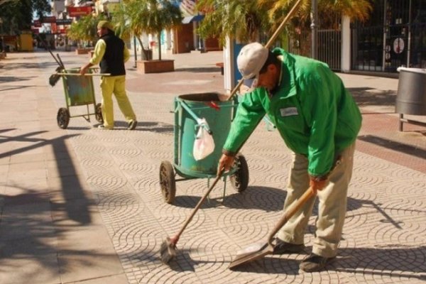 Reclamos municipales por bono navideño y paritarias