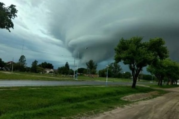 Impactantes imágenes del temporal de viento, lluvia y granizo en el interior