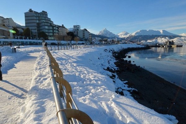 Nieva en Ushuaia en la víspera del comienzo de la temporada de turismo