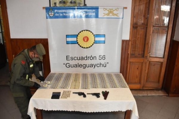 Un pasajero viajaba en ómnibus con 15.000 dólares, armas y municiones