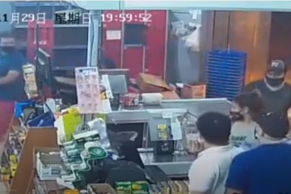Violento robo a mano armada en un supermercado chino