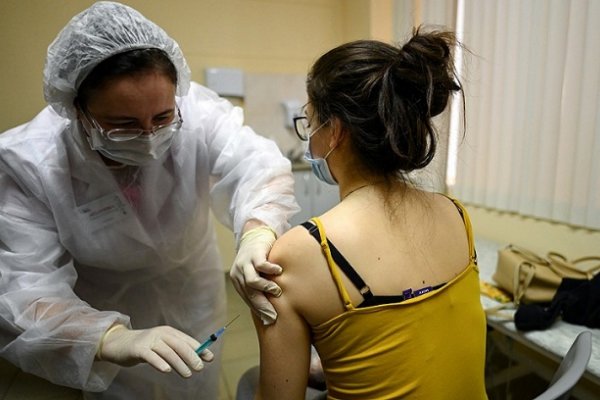 Rusia empezó a vacunar contra el coronavirus a los principales grupos de riesgo