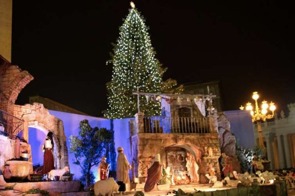 Árbol de Navidad y pesebre son signos de esperanza