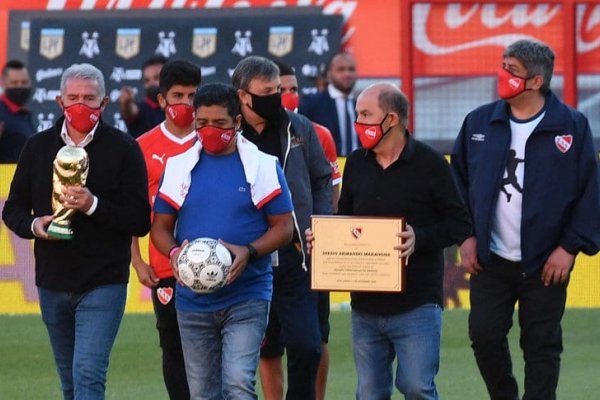 El emotivo homenaje de Independiente a Maradona, con Burruchaga, Bochini y Lalo