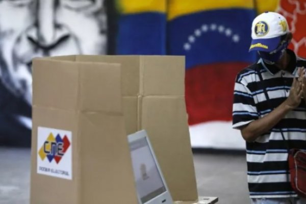 Tras jornada electoral pacífica cierran mesas de votación y la oposición denuncia abstención del 80%
