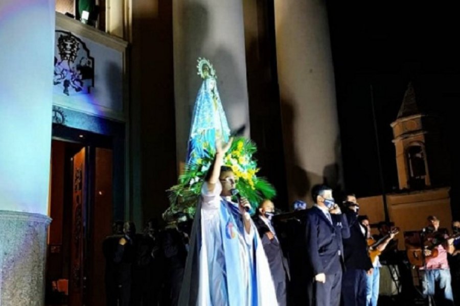 La imagen de la Virgen de Itatí saludó al pueblo en un momento muy difícil
