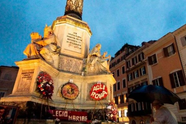 Inmaculada Concepción: El Papa acude por sorpresa a rezar a la Virgen en Plaza de España