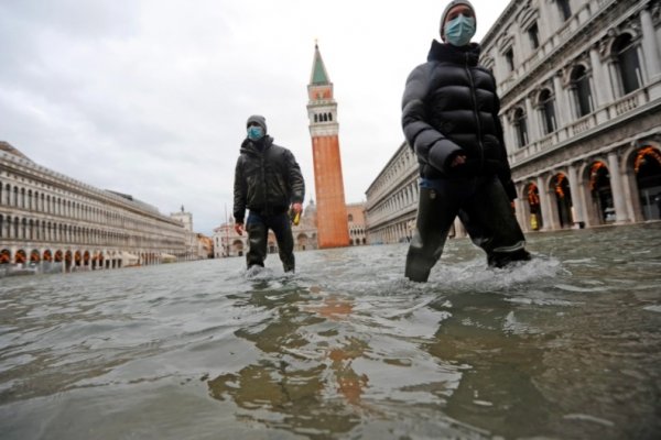 Otra vez el acqua alta inundó Venecia
