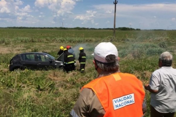 Dio varios vuelcos y cayó a un zanjón