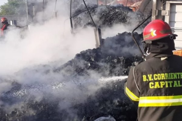 Feroz incendio consumió dos acoplados con carbón y uno con fibra de algodón