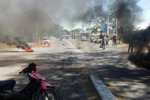 Vecinos que reclaman agua potable cortaron el tránsito en avenida Maipú