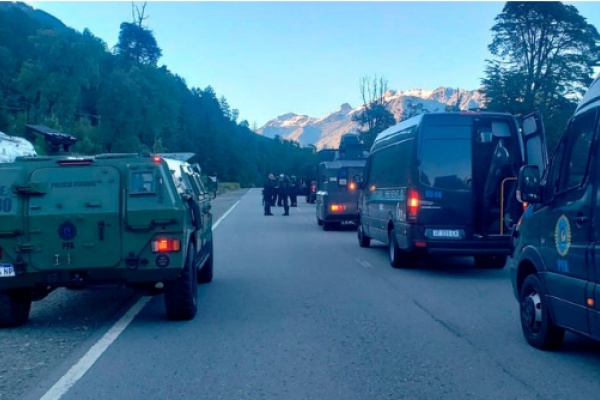 Villa Mascardi: Impresionante operativo con tanquetas blindadas para que una fiscal ingresara a una zona controlada por mapuches