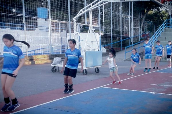 Arrancó la escuela de vóley en el Club Regatas