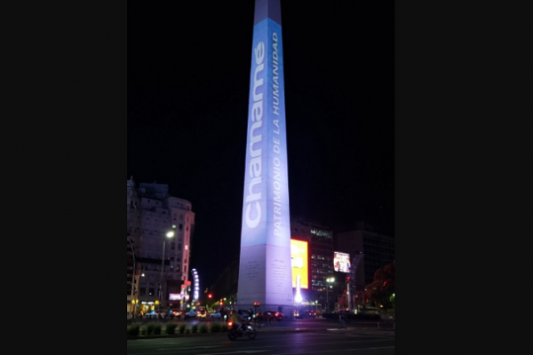 El Obelisco se iluminó con el Chamamé de la Humanidad