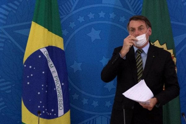Bolsonaro apuntó contra la vacuna de Pfizer: Te puede convertir en un yacaré