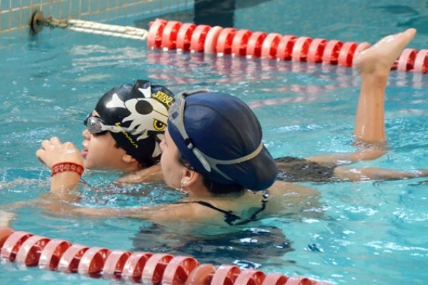 Se viene la escuelita de natación en el Club Regatas