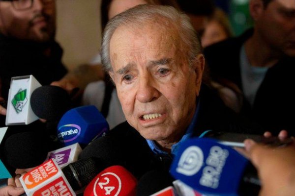 Familiares del expresidente Menem aseguraron que sigue estable e internado