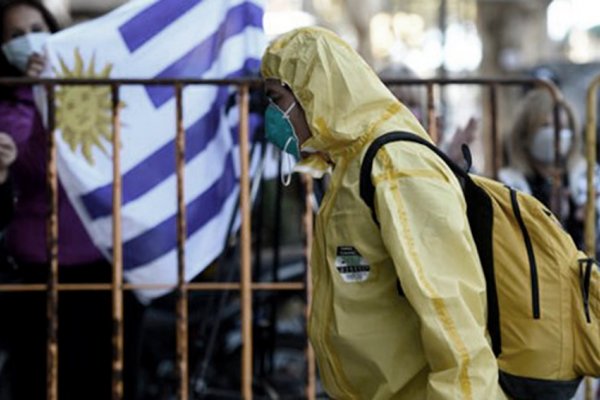 Uruguay limitó el derecho de reunión y dispuso el cierre de las fronteras