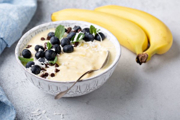 Postre fit de banana y yogur, perfecto para días de calor