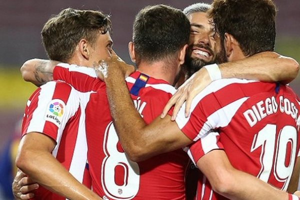 El Atlético de Madrid defiende la punta de La Liga española en su visita a Real Sociedad
