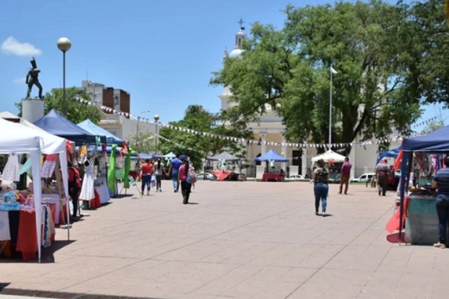 Variedad de ofertas en la Feria Navideña en la plaza Cabral