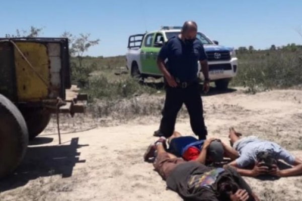 Carreros detenidos por robar un cartel vial