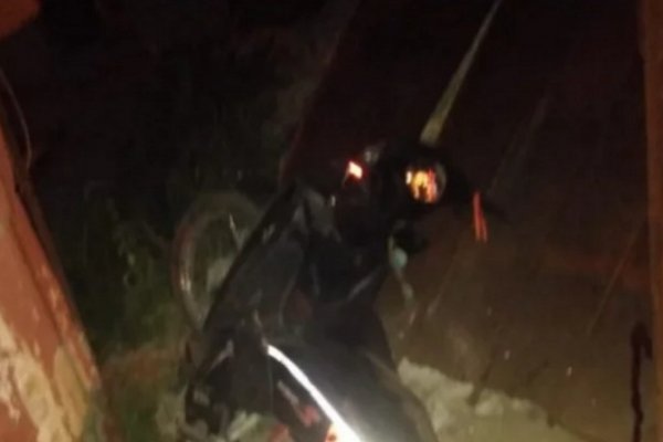 Estaba alcoholizado, robó una moto y chocó contra un portón