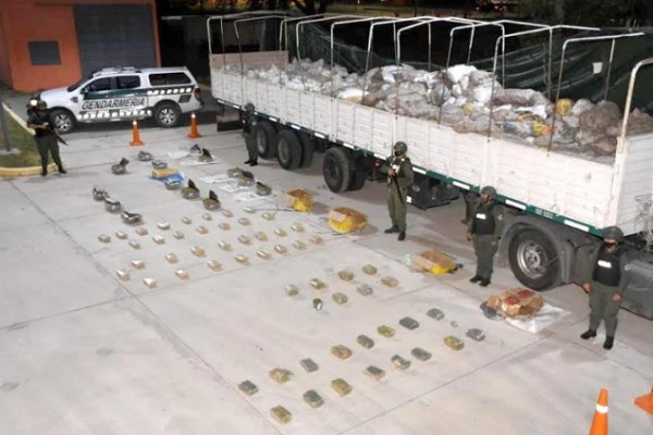 Incautan 170 kilos de marihuana ocultos en un camión cargado con zapallitos y batata