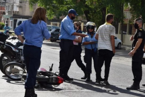 Motociclista alcoholizado embistió a un inspector de tránsito