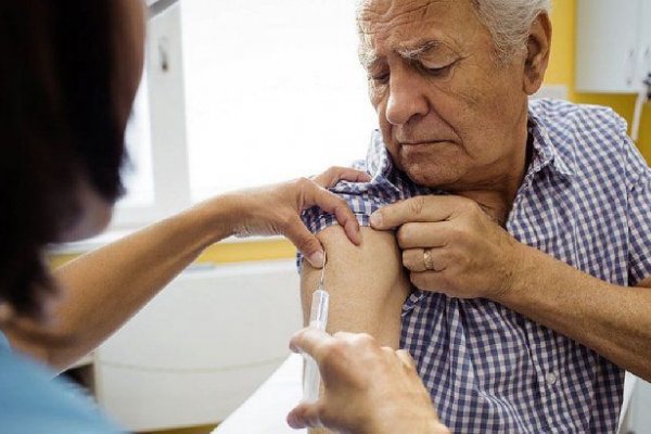 Seis mayores de 60 años se dieron la vacuna rusa y cuentan qué sintieron