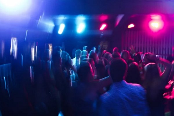 Demoraron al dueño de un bar donde había personas bailando