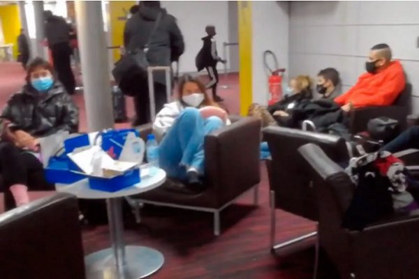 Trece argentinos quedaron varados en el aeropuerto de París