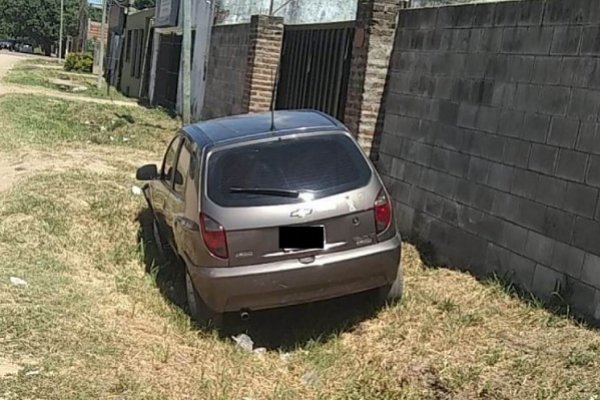 Delincuentes arrojaron cascote al auto de una mujer