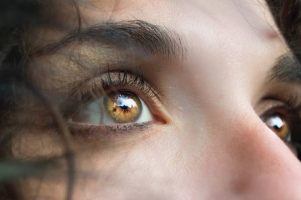 8 cuidados naturales para aliviar los ojos irritados