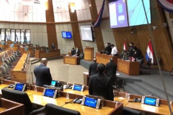 En Paraguay, diputados realizaron un minuto de silencio por la aprobación del aborto legal en Argentina