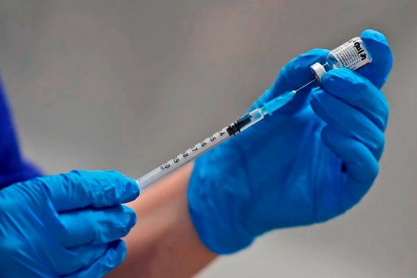 Un enfermero que se aplicó la vacuna de Pfizer en Estados Unidos tiene coronavirus