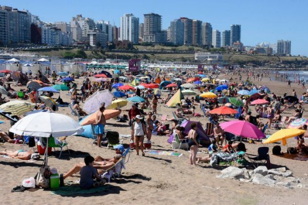 Por aglomeraciones en las playas, recuerdan que el coronavirus también se transmite al aire libre