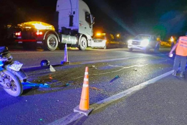 Motociclista grave tras chocar contra un camión